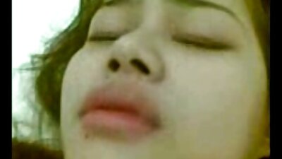 ഒരു സുന്ദരി ഞങ്ങളുടെ മുന്നിൽ സ്വയംഭോഗം ചെയ്യുന്നു, അവൾ നിലവിളിക്കുന്നു