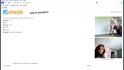 കാക്ക രോമമുള്ള ഒരു മിൻക്സ് അവളുടെ പൂറും അവളുടെ പുറകിൽ മുറുക്കിയും തുറക്കുന്നു