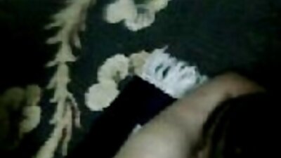 ചെറിയ ശരീരമുള്ള ഒരു പെൺകുട്ടി പൂന്തോട്ടത്തിൽ വശത്തേക്ക് ചരിഞ്ഞിരിക്കുന്നു