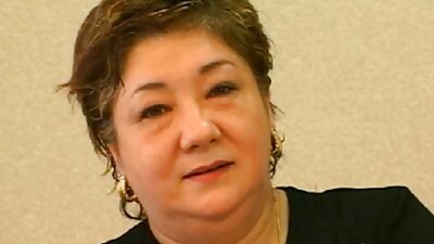 പരിചയസമ്പന്നനായ ശക്തനായ മനുഷ്യൻ തുരന്നെടുക്കുന്നതിൽ കൗമാര പീച്ച് സന്തോഷിക്കുന്നു