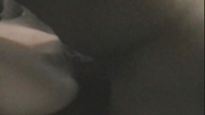 മെലിഞ്ഞ സുന്ദരിയായ ഒരു എബോണി പെൺകുട്ടി കട്ടിലിൽ കിടന്നിരുന്ന കം മുഴുവൻ വിഴുങ്ങുകയാണ്