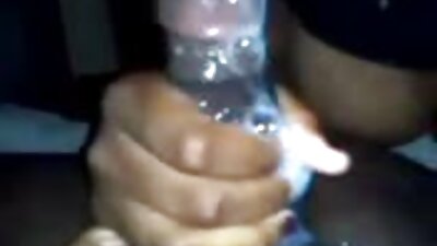 ചുണ്ടുകളുള്ള ഒരു സുന്ദരി അവളുടെ നനഞ്ഞ സ്നാച്ചിൽ ഒരു ഡിൽഡോ ഒട്ടിക്കുന്നു