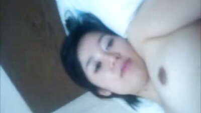 നീലക്കണ്ണുകളുള്ള ഒരു സുന്ദരി ഒരു ചൂടുള്ള എണ്ണയിൽ പൊതിഞ്ഞിരിക്കുന്നു