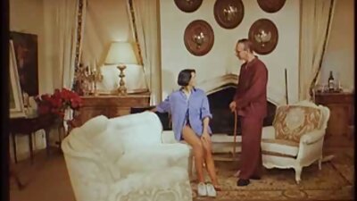 വലിയ കണ്ണുകളുള്ള കൗമാരക്കാരി അത്ര നിഷ്കളങ്കയല്ല കോഴിയെ മുലകുടിക്കുന്നത്