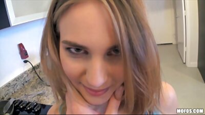 വിക്ടോറിയ സ്വീറ്റ് യോനിയിൽ തള്ളുന്നതിന് മുമ്പ് ചെറിയ ഡിൽഡോ കുടിക്കുന്നു